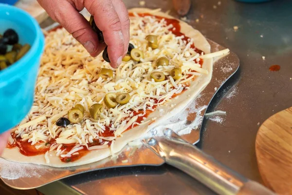 Yerli üretim pizza. Konuklar yemeğe hazırlanıyor. Pizza partisi. Jambon pizza.