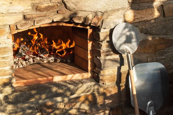 Huis buiten stenen pizza oven. Traditionele pizza productie. Voorbereiding van het diner. — Stockfoto