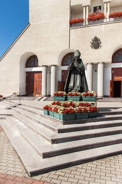 Wadowice, Polsko, 5 srpna 2017: Wadowice je místo narození papeže Jana Pavla II. Kostel svatého Petra apoštola. Socha papež Jan Pavel II.. — Stock fotografie