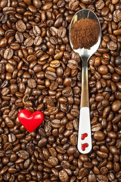 Kaffeebohnen und rote Herzen. wir lieben Kaffee. Werbung für frischen Kaffee. — Stockfoto