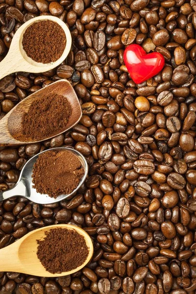 Kaffeebohnen und rote Herzen. wir lieben Kaffee. Werbung für frischen Kaffee. — Stockfoto