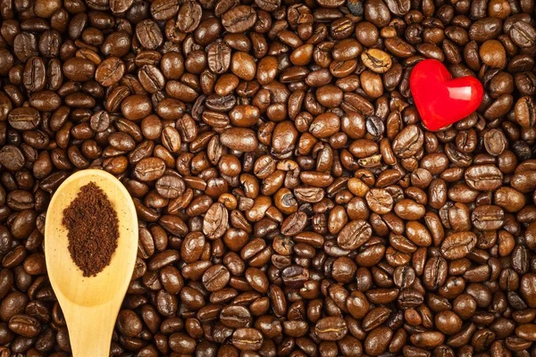 Kaffeebohnen und rote Herzen. wir lieben Kaffee. Werbung für frischen Kaffee. — Stockfoto