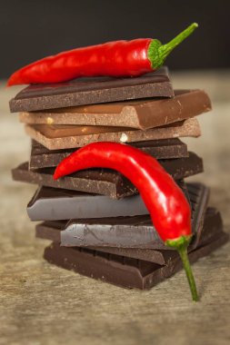 Koyu çikolata ve kırmızı pul biber. Baharatlı çikolata satış. Deli tat.