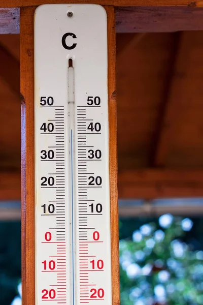 Vista del termómetro exterior. Temperatura extrema a la sombra. 42 grados Celsius - 107.6 Fahrenheit . — Foto de Stock