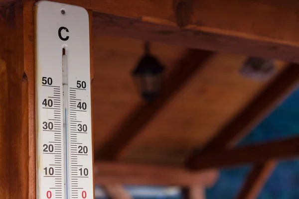 Vista del termómetro exterior. Temperatura extrema a la sombra. 42 grados Celsius - 107.6 Fahrenheit . — Foto de Stock