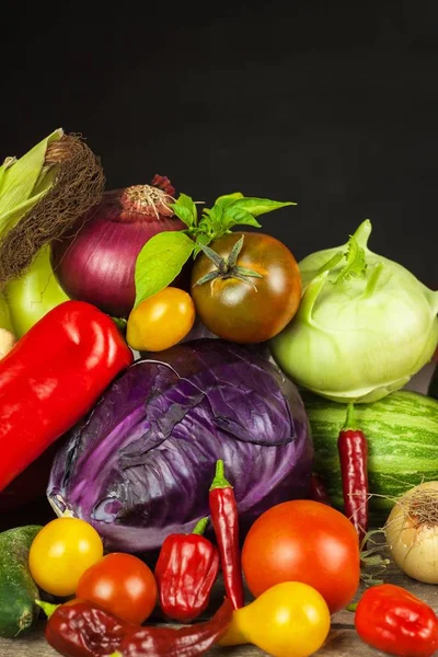 Diversi tipi di verdure fresche su un tavolo di legno. Raccolta di verdure in una fattoria. Cibo sano . — Foto Stock