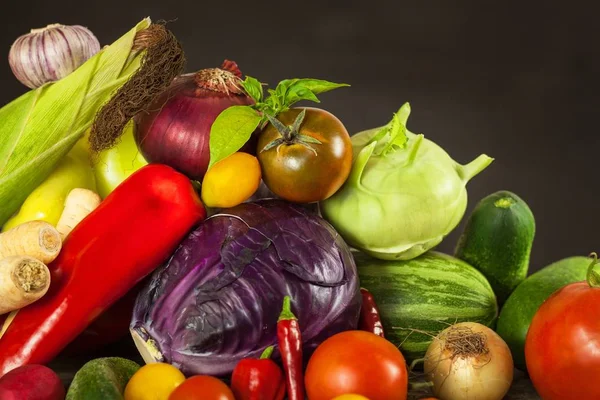 Diversi tipi di verdure fresche su un tavolo di legno. Raccolta di verdure in una fattoria. Cibo sano . — Foto Stock