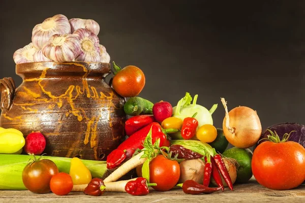 Diversi tipi di verdure fresche su un tavolo di legno. Raccolta di verdure in una fattoria. Cibo sano . — Foto Stock