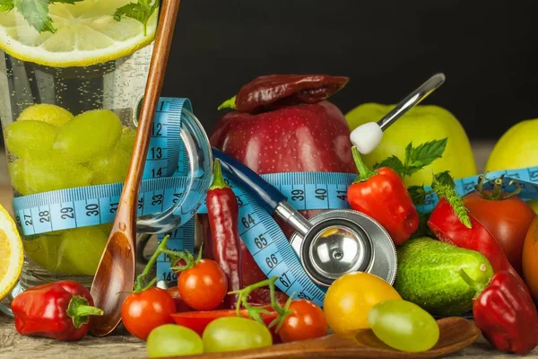 水と仕立て屋のメーターのメガネ。果物と野菜。減量のコンセプトです。健康的な食事. — ストック写真