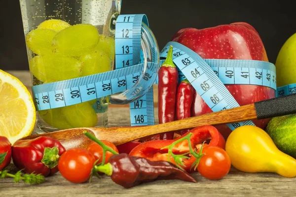 Ποτήρια νερού και ένα προσεγμένο του μετρητή. Φρούτα και λαχανικά. Η έννοια της απώλειας βάρους. Υγιεινή διατροφή. — Φωτογραφία Αρχείου