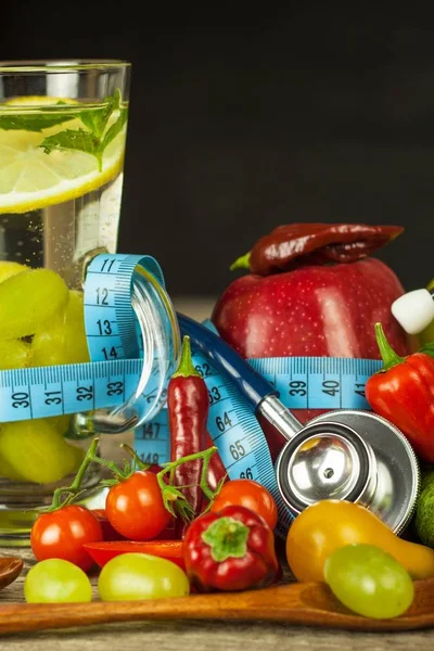 Wassergläser und Schneidermesser. Obst und Gemüse. das Konzept der Gewichtsabnahme. Gesunde Ernährung. — Stockfoto