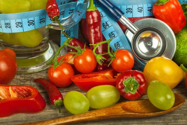 Copos de água e um medidor de alfaiate. Frutas e legumes. O conceito de perda de peso. Dieta saudável . — Fotografia de Stock