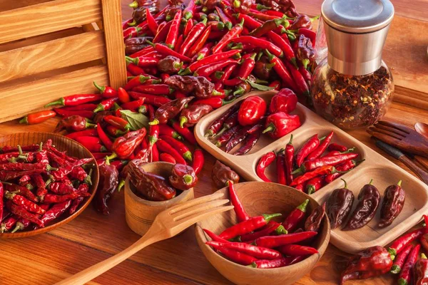 Cosechando chiles. Preparación para el secado del condimento picante. Venta de especias . — Foto de Stock