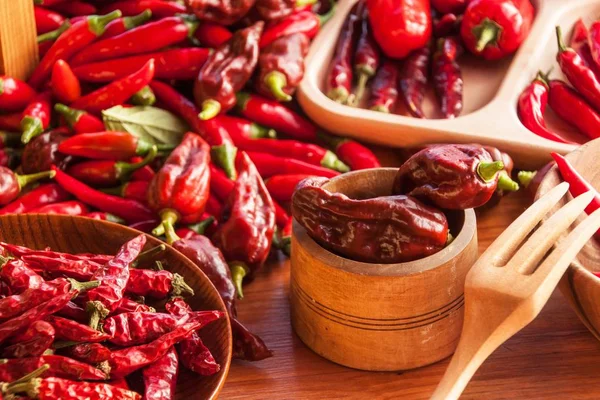 Cosechando chiles. Preparación para el secado del condimento picante. Venta de especias . — Foto de Stock