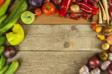 Sebze ahşap bir gemide. Sebze çiftliği piyasalarda satışı. Metniniz için yer.