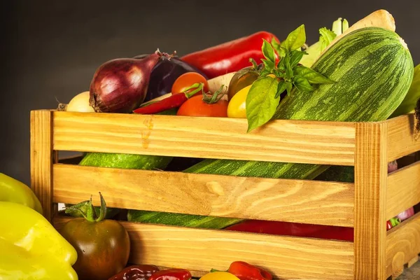 Verdure in una scatola di legno. Vendite di ortaggi sui mercati agricoli. Prodotti agricoli . — Foto Stock