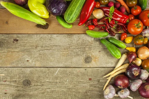 Sebze ahşap bir gemide. Sebze çiftliği piyasalarda satışı. Metniniz için yer.