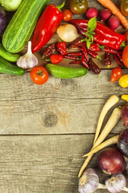 Sebze ahşap bir gemide. Sebze çiftliği piyasalarda satışı. Metniniz için yer.