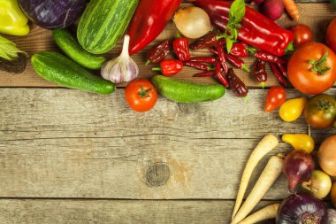 Sebze ahşap bir gemide. Sebze çiftliği piyasalarda satışı. Metniniz için yer.