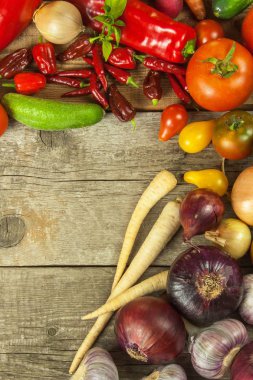 Sebze ahşap bir gemide. Sebze çiftliği piyasalarda satışı. Metniniz için yer.