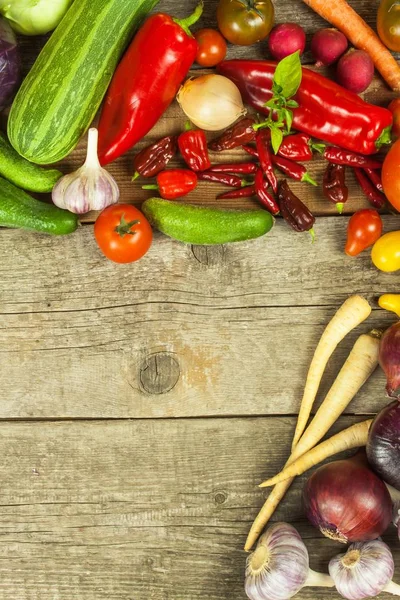 Sebze ahşap bir gemide. Sebze çiftliği piyasalarda satışı. Metniniz için yer.