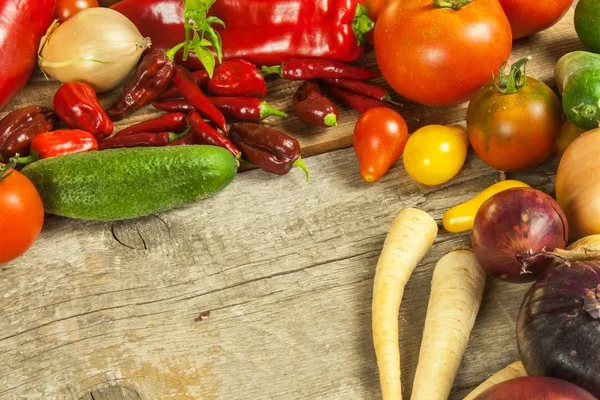 Sebze ahşap bir gemide. Sebze çiftliği piyasalarda satışı. Metniniz için yer.