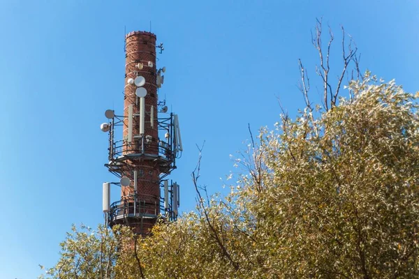 Anteny telekomunikacyjne na stary komin murowany. Koncepcja przemysłowej. Nowoczesna technologia. — Zdjęcie stockowe
