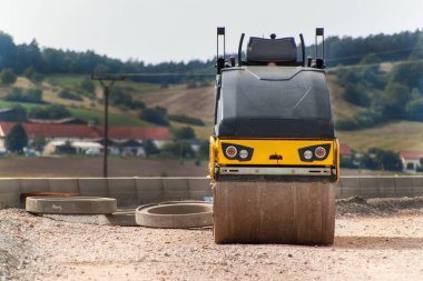 Yeni yol inşaat sitesinde çalışan yol silindiri. Bir boş inşaat Makinası İnşaat.