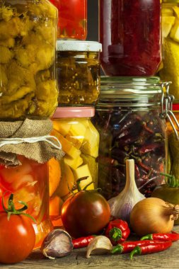 Kavanoz turşu sebze çeşitli ile. Havuç, alan sarımsak, maydanoz glas. Korunmuş gıda. Korunmuş vejetaryen gıda kavramı fermente.