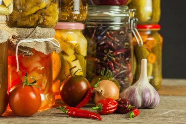 Kavanoz turşu sebze çeşitli ile. Havuç, alan sarımsak, maydanoz glas. Korunmuş gıda. Korunmuş vejetaryen gıda kavramı fermente.