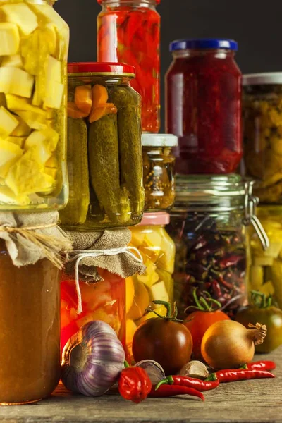 Kavanoz turşu sebze çeşitli ile. Havuç, alan sarımsak, maydanoz glas. Korunmuş gıda. Korunmuş vejetaryen gıda kavramı fermente.
