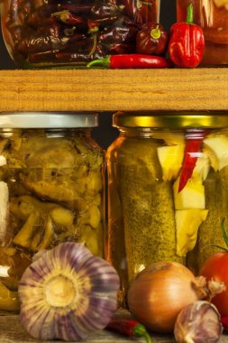 Kavanoz Marine gıda ve organik çiğ sebze ile. Ahşap arka plan üzerinde sebze korunmuş. Çeşitli gıda kulak. Hayat bir kırsal çiftlik.