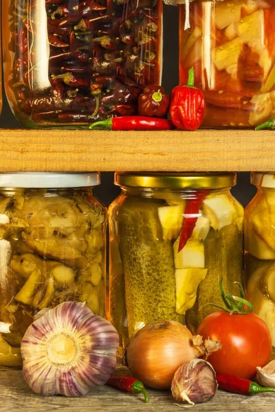 Kavanoz Marine gıda ve organik çiğ sebze ile. Ahşap arka plan üzerinde sebze korunmuş. Çeşitli gıda kulak. Hayat bir kırsal çiftlik.