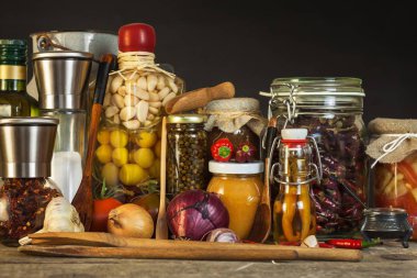 Mutfak masası ve malzemeleri yemek. Sebze ve mutfak aletleri. Tarifi sağlıklı yemek için. Ev yemekleri için reklam.