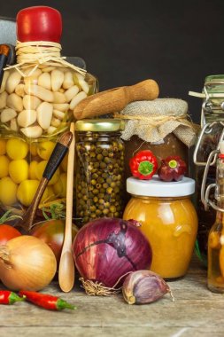 Mutfak masası ve malzemeleri yemek. Sebze ve mutfak aletleri. Tarifi sağlıklı yemek için. Ev yemekleri için reklam.