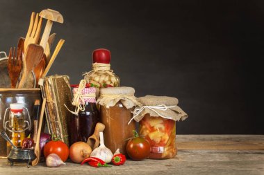 Mutfak masası ve malzemeleri yemek. Sebze ve mutfak aletleri. Tarifi sağlıklı yemek için. Ev yemekleri için reklam.