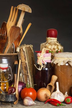 Mutfak masası ve malzemeleri yemek. Sebze ve mutfak aletleri. Tarifi sağlıklı yemek için. Ev yemekleri için reklam.