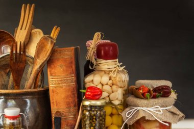 Mutfak masası ve malzemeleri yemek. Sebze ve mutfak aletleri. Tarifi sağlıklı yemek için. Ev yemekleri için reklam.