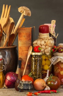 Mutfak masası ve malzemeleri yemek. Sebze ve mutfak aletleri. Tarifi sağlıklı yemek için. Ev yemekleri için reklam.