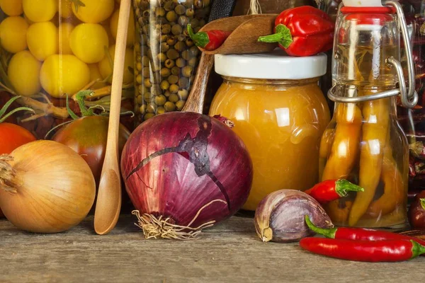 Cucina tavolo e ingredienti di cottura. Verdure e utensili da cucina. Ricetta per un cibo sano. Pubblicità per la cucina casalinga . — Foto Stock