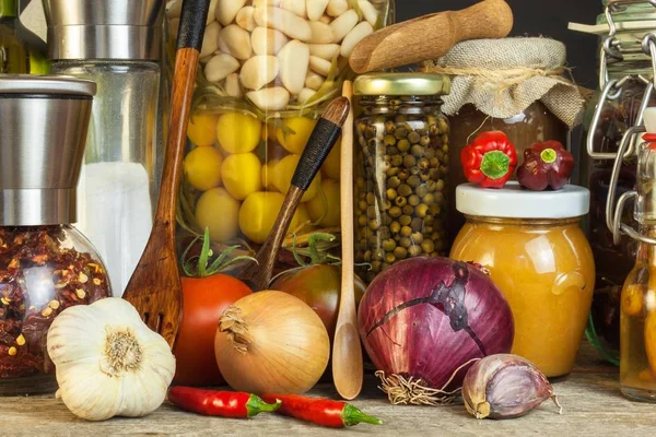 Mutfak masası ve malzemeleri yemek. Sebze ve mutfak aletleri. Tarifi sağlıklı yemek için. Ev yemekleri için reklam.