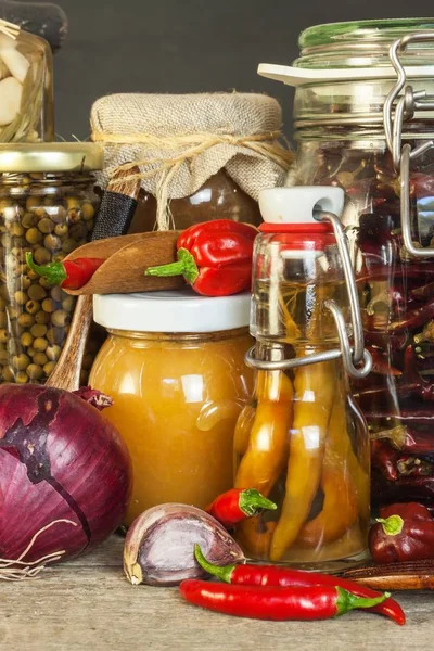 Mutfak masası ve malzemeleri yemek. Sebze ve mutfak aletleri. Tarifi sağlıklı yemek için. Ev yemekleri için reklam.