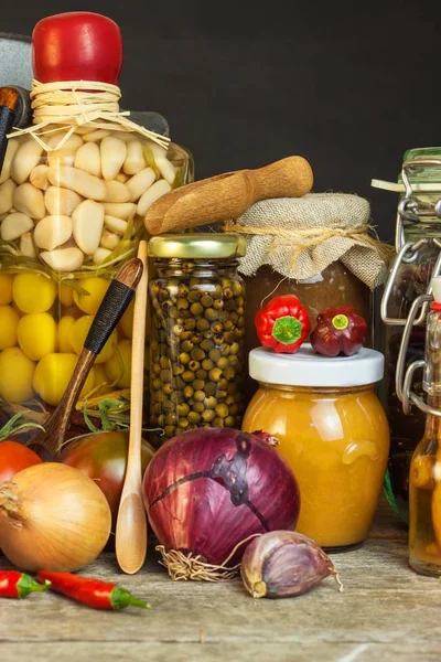 Mutfak masası ve malzemeleri yemek. Sebze ve mutfak aletleri. Tarifi sağlıklı yemek için. Ev yemekleri için reklam.