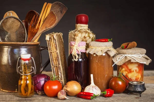 Mutfak masası ve malzemeleri yemek. Sebze ve mutfak aletleri. Tarifi sağlıklı yemek için. Ev yemekleri için reklam.