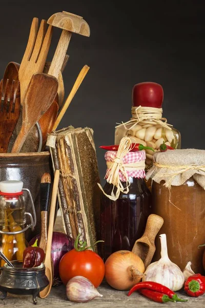 Mutfak masası ve malzemeleri yemek. Sebze ve mutfak aletleri. Tarifi sağlıklı yemek için. Ev yemekleri için reklam.