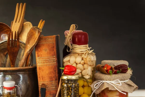 Mutfak masası ve malzemeleri yemek. Sebze ve mutfak aletleri. Tarifi sağlıklı yemek için. Ev yemekleri için reklam.