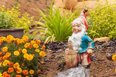 Eski bir kırık cüce bahçede. Dekorasyonda flowerbed.