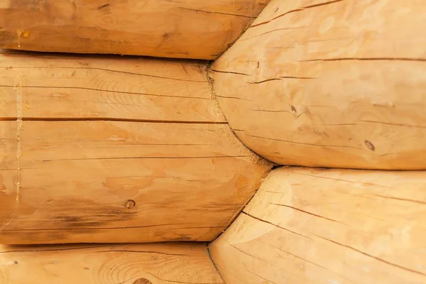 Modern kézzel faragott természetes gerendaház homlokzati keret textúra. Rusztikus napló fal tér fa háttér. — Stock Fotó