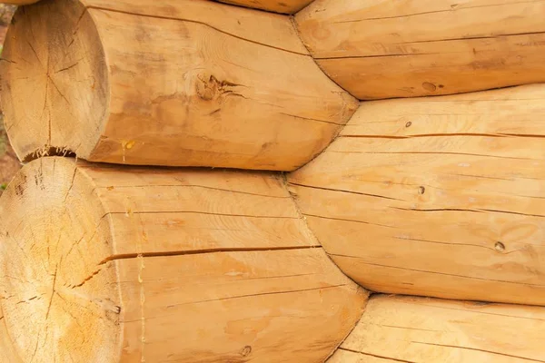 Moderne handgefertigte natürliche Blockhaus-Wandfassade Rahmenstruktur. rustikal log wall quadratisch holz hintergrund. — Stockfoto