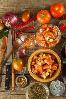 Taze domates salatası ton balığı ve peynir. Diyet yemekleri. Sağlıklı kahvaltı.